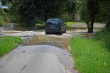 Route inondée par le débordement de la rivière "La Queugne" à Epineuil-le-Fleuriel, dans le Cher