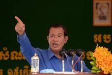 Le Premier ministre cambodgien Hun Sen prononce un discours devant des travailleurs du textile de la province de Kampong Chhnang, le 27 juin 2018