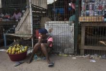 Une vendeuse de fruits au marché des Congolais de Luanda, le 13 novembre 2018