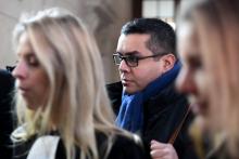 Antoine Q., l'un des deux policiers accusés du viol d'une touriste canadienne, arrive au tribunal, le 14 janvier 2019 à Paris