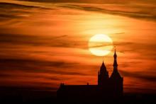 Le soleil se couche sur la ville de Bailleul (nord), le 25 février 2019.