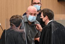 Jacky Kulik, le père d'Elodie Kulik qui fut violée et tuée en 2002, à côté du portrait de sa fille, le 21 novembre 2019 devant le tribunal d'Amiens, pour le procès d'assises de première instance de Wi