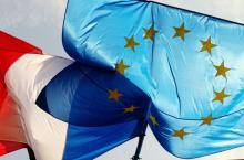 Les drapeaux français et européen flottent sur le fronton de l'hôtel de ville de Toulouse, le 07 mai 2005