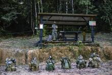 Des stagiaires français sur le parcours d'obstacles du Centre d'entraînement en forêt équatoriale (CEFE), prestigieuse institution du 3e Régiment étranger d'infanterie (REI) (CEFE), en Guyane français