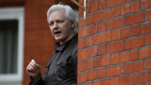 Julian Assange parle depuis l'ambassade d'Equateur à Londres, où il a trouvé refuge, le 19 mai 2017.