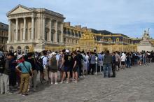 Des touristes font la queue pour visiter le Château de Versailles, le 18 juin 2019