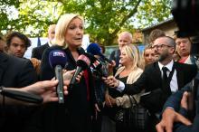 Marine Le Pen a demandé dimanche aux électeurs de sa circonscription du Pas-de-Calais de confirmer son score lors du second tour des élections législatives et jugé possible d'envoyer "un groupe très important" du Rassemblement national (RN) à l'Assemblée nationale