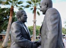 Une statue de la poignée de main entre Jacques Lafleur et Jean-Marie Tjibaou lors de la signature des accords de Matignon le 26 juin 1988 a été inaugurée à Nouméa, le 26 juin 2022.