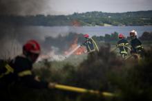 Les pompiers combattent le feu dans les Monts d'Arrée, en Bretagne, le 19 juillet 2022