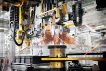 Dans l'atelier de fabrication de moteurs électriques de l'usine Renault à Cléon, près de Rouen, le 5 juillet 2022.