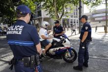 Des policiers municipaux contrôlent un motocycliste dans le quartier, le 15 juin 2011 à Marseille