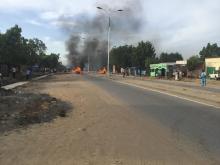 Des barricades incendiées lors d'une manifestation contre la prolongation de la période de