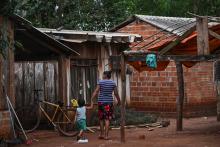 Une femme et son enfant au village ava-guarani de Marantagu, le 13 octobre 2022 dans l'Etat du Para,