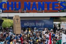 Des manifestants devant le CHU de Nantes le 16 juin 2020 pour réclamer de meilleures conditions de