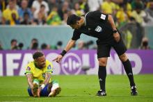 L'arbitre iranien Alireza Faghani parle avec Neymar pendant le match de Coupe du monde Brésil-Serbie