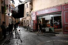 Des techniciens préparent le dernier jour de tournage de la série télévisée "Plus belle la vie" à