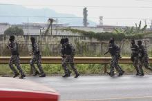 Des soldats cagoulés montent la garde autour de la prison de Guayas 1 en proie à des violences de