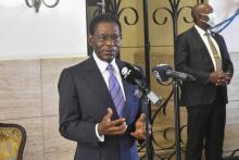 Le président équato-guinéen Teodoro Obiang Nguema Mbasogo parle à la presse après avoir voté, à