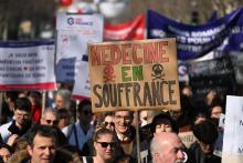 Manifestation des médecins près des Invalides et du ministère de la Santé à Paris, le 14 février