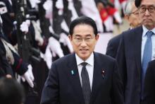 Le Premier ministre japonais Fumio Kishida arrive à la base aérienne de Seongnam, à Séoul, le 7 mai