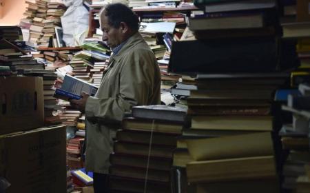 Jose Alberto Gutierrez au milieu des livres entassés dans sa bibliothèque à son domicile de Bogota l